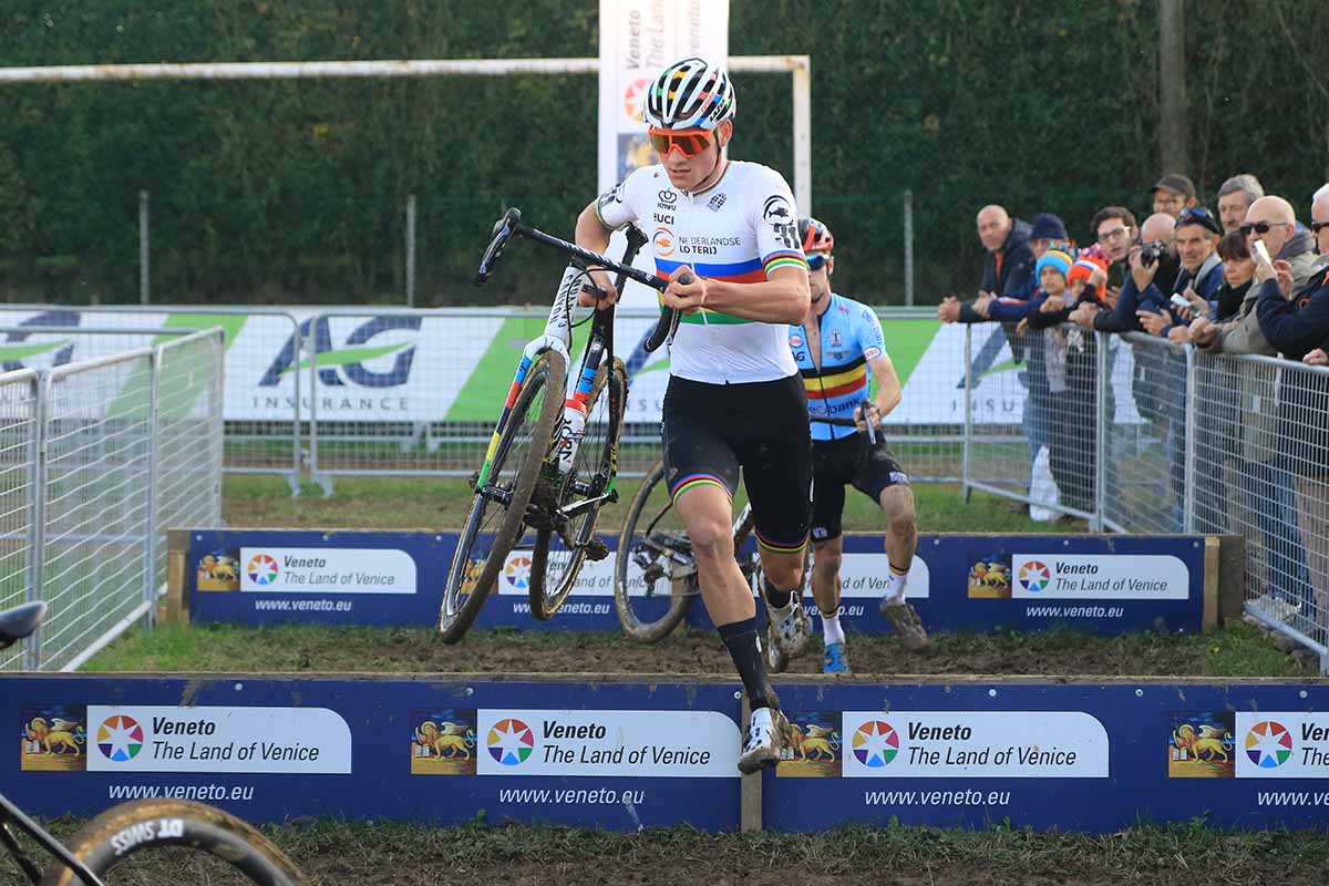 Appassionate duello finale tra Mathieu van der Poel ed Eli Iserbyt a Silvelle (foto Fabiano Ghilardi)