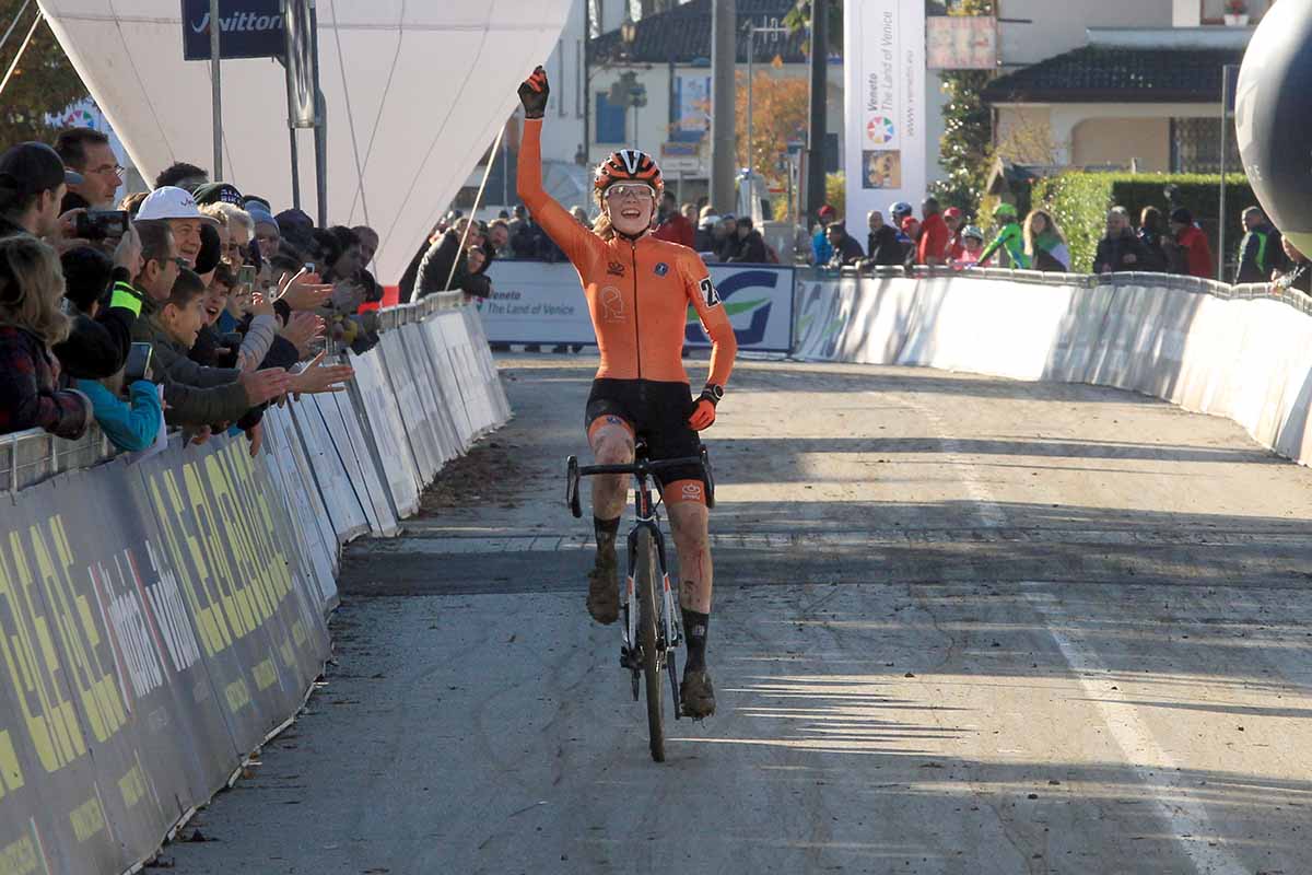 L'olandese Puck Pieterse vince il Campionato Europeo Ciclocross Donne Junior a Silvelle (foto Fabiano Ghilardi)
