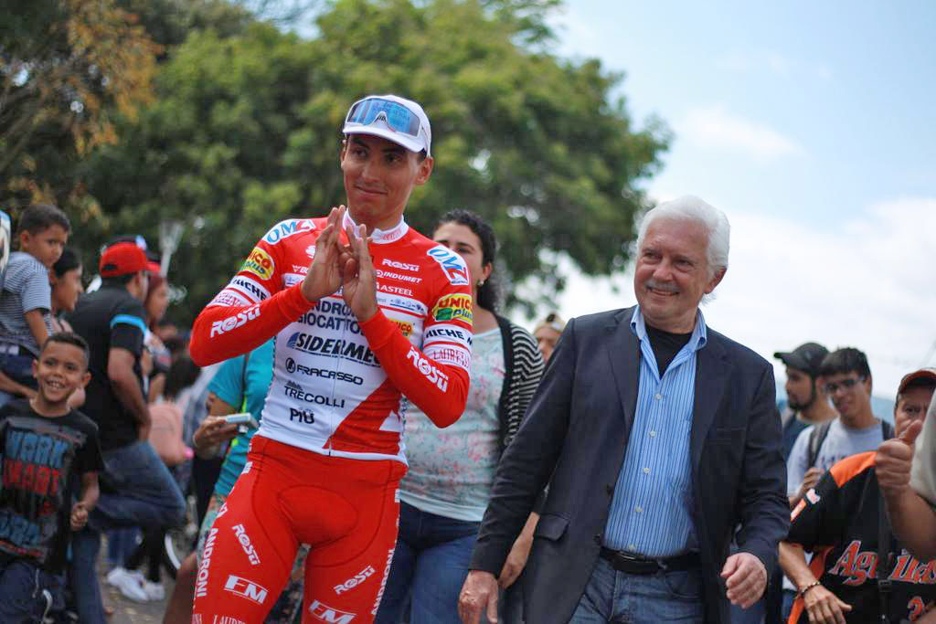 Jhonatan Restrepo, vincitore della terza tappa della Vuelta al Tachira, con Gianni Savio