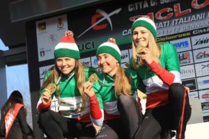 Da sinistra: Francesca Baroni (U23), Eva Lechner (Elite) e Lucia Bramati (Junior) campionesse d'Italia ciclocross a Schio (foto Fabiano Ghilardi)
