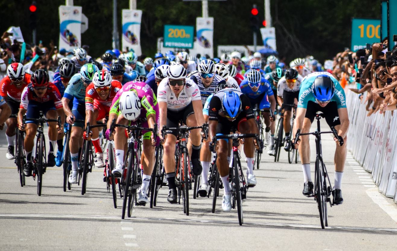 Il fotofinish premia il malese Mohd Harrif Saleh nella quinta tappa del Tour de Langkawi 2020