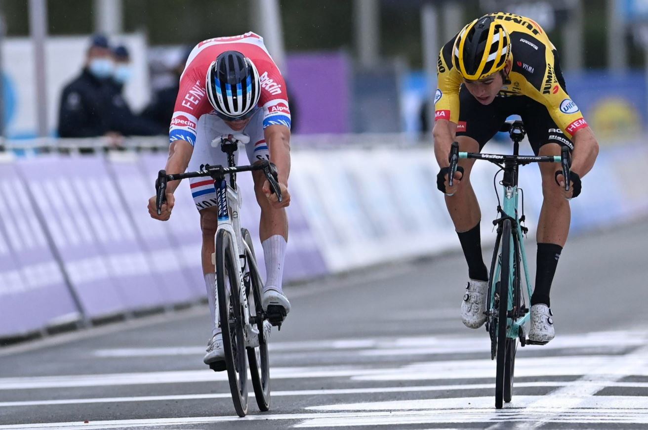 Mathieu van der Poel batte Wout Van Aert nel Giro delle Fiandre 2020