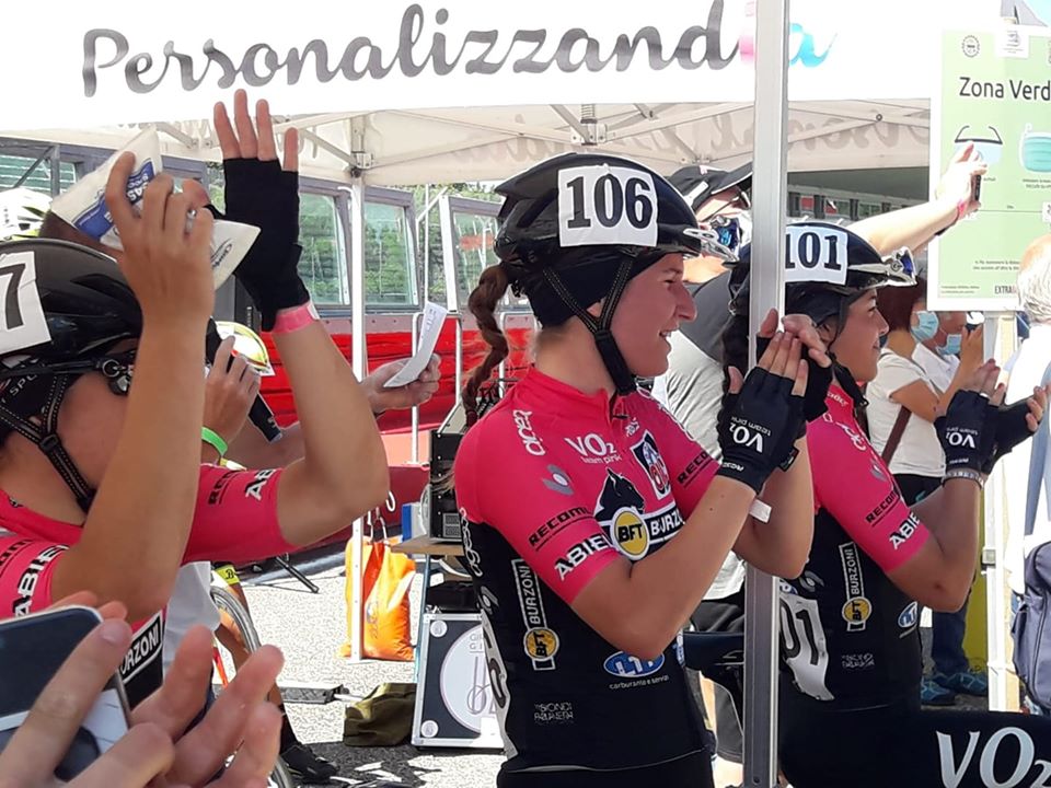 Le compagne della VO2 Team Pink festeggiano la vittoria di Eleonora Gasparrini ad Imola
