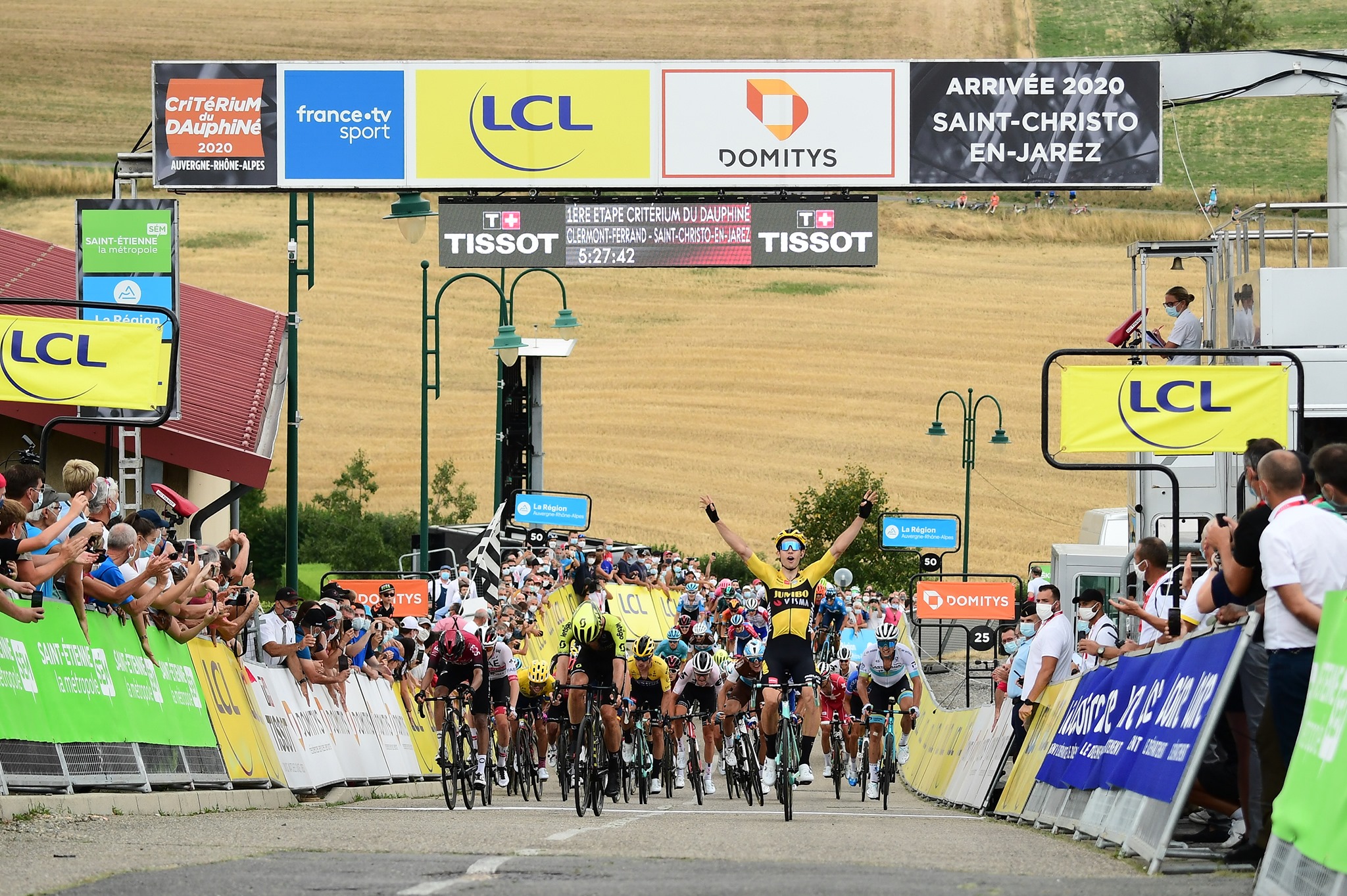 Wout Van Aert vince la prima tappa del Critérium du Dauphiné (foto A.S.O. / Alex Broadway)