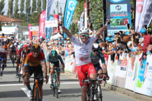 Arnaud Demare vince la seconda tappa del Tour Poitou-Charentes 2020 (foto foto R. Garnier)