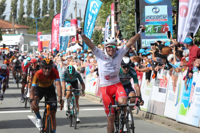 Arnaud Demare vince la seconda tappa del Tour Poitou-Charentes 2020 (foto foto R. Garnier)