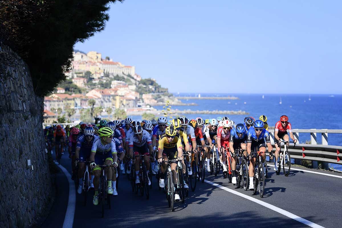 Il gruppo sulla riviera ligure durante la Milano-Sanremo 2020 (foto LaPresse)