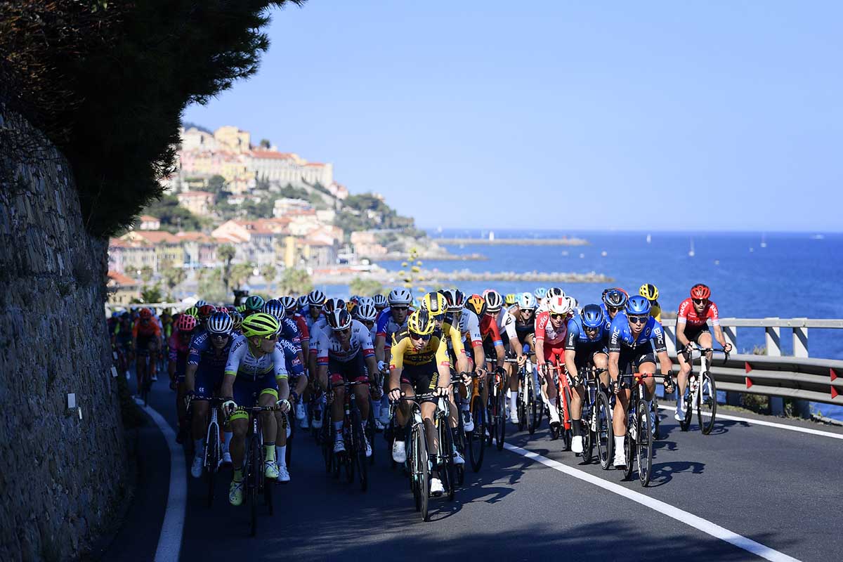 Il gruppo sulla riviera ligure durante la Milano-Sanremo 2020 (foto LaPresse)