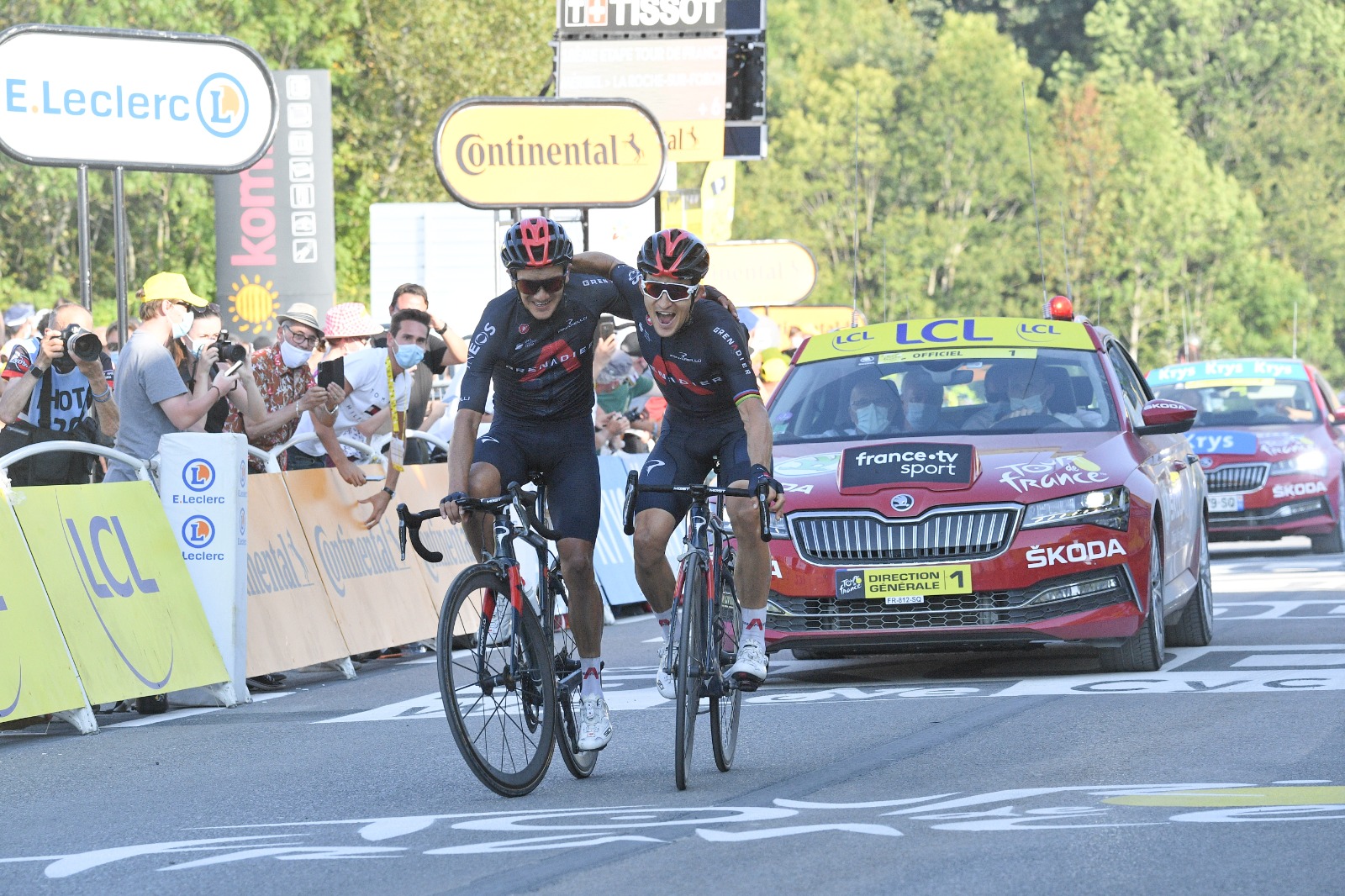 L'arrivo in parata di Kwiatkowski e Carapaz nella tappa 18 del Tour de France 2020 (foto Pressesports/Franck Faugère)