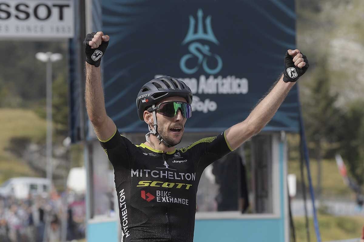 Simon Yates vince la quinta tappa della Tirreno-Adriatico (foto LaPresse)