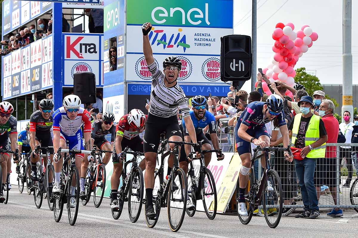Jonathan Milan vince la quinta tappa del Giro d'Italia U23 2020