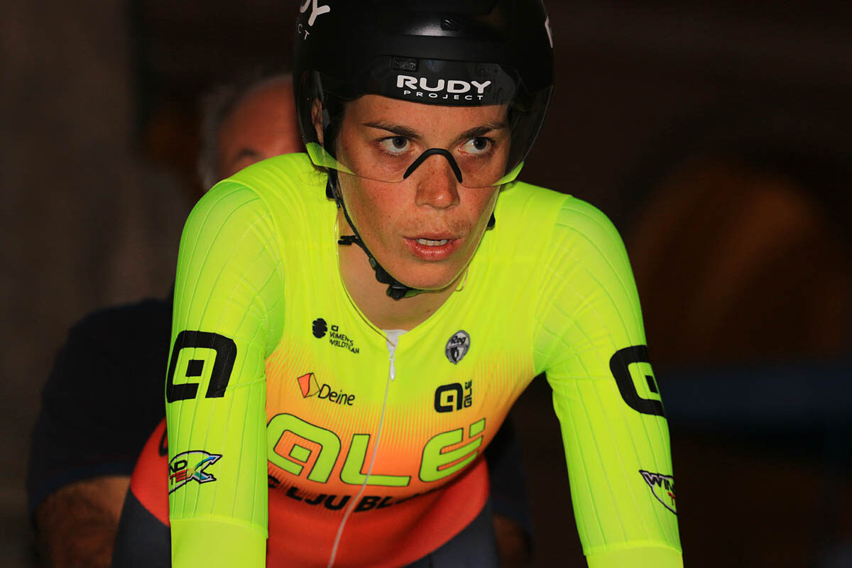 Eugenia Bujak vincitrice della cronometro prima prova del Giro delle Marche in Rosa (foto F. Ossola)