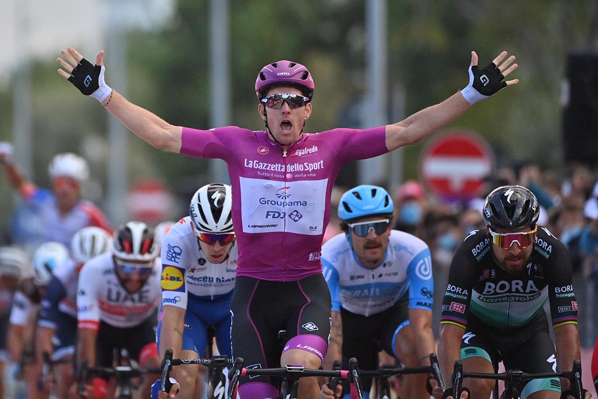 Arnaud Démare vince la tappa 11 del Giro d'Italia 2020 (foto LaPresse)