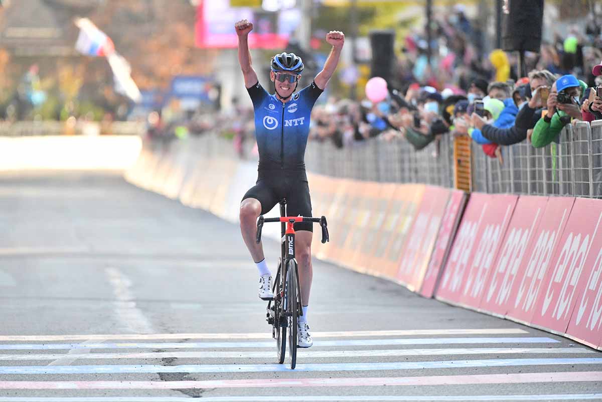 Ben O'Connor vince la tappa 17 del Giro d'Italia 2020 (foto LaPresse)