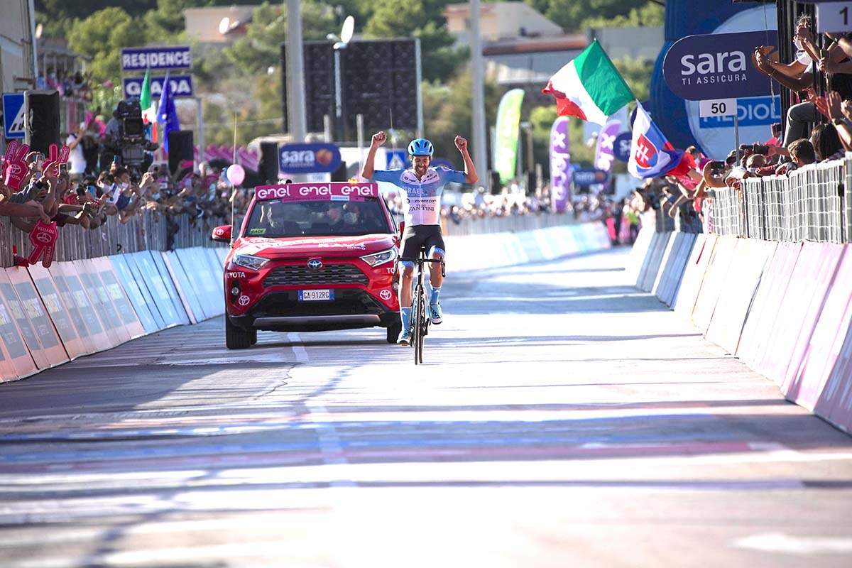 Alex Dowsett vince l’ottava tappa del Giro d'Italia 2020 (foto La Presse)