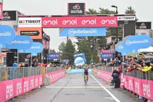 Jonathan Caicedo vince la terza tappa del Giro d'Italia 2020 con arrivo all'Etna (foto La Presse)