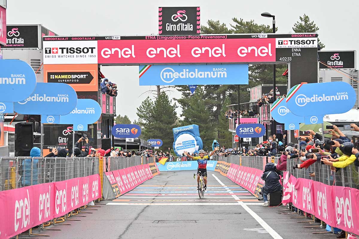 Jonathan Caicedo vince la terza tappa del Giro d'Italia 2020 con arrivo all'Etna (foto La Presse)