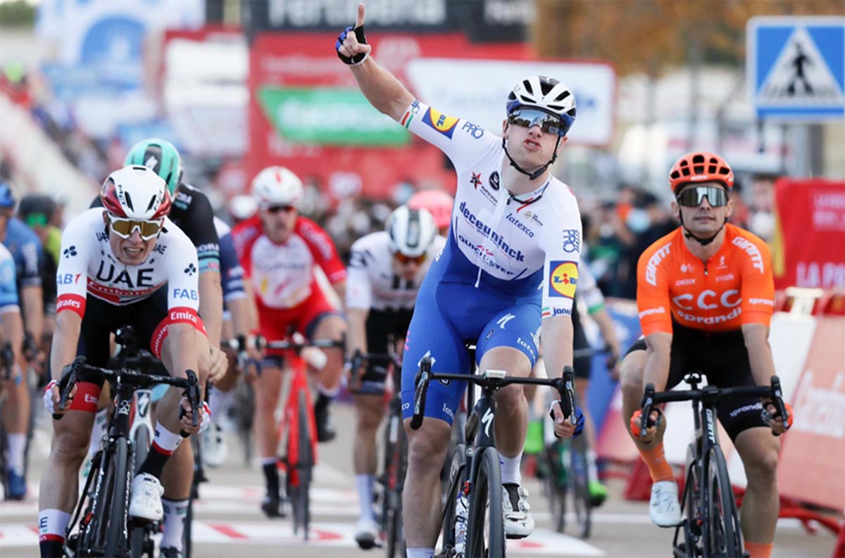 Sam Bennett vince la quarta tappa della Vuelta a Espana (foto Unipublic / Photogomez Sport)