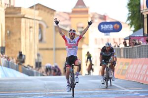 Diego Ulissi vince la seconda tappa del Giro d'Italia 2020 (foto LaPresse)