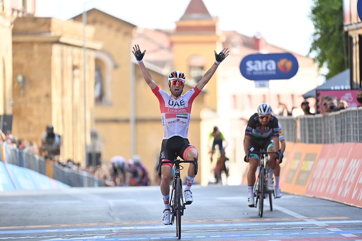Diego Ulissi vince la seconda tappa del Giro d'Italia 2020 (foto LaPresse)