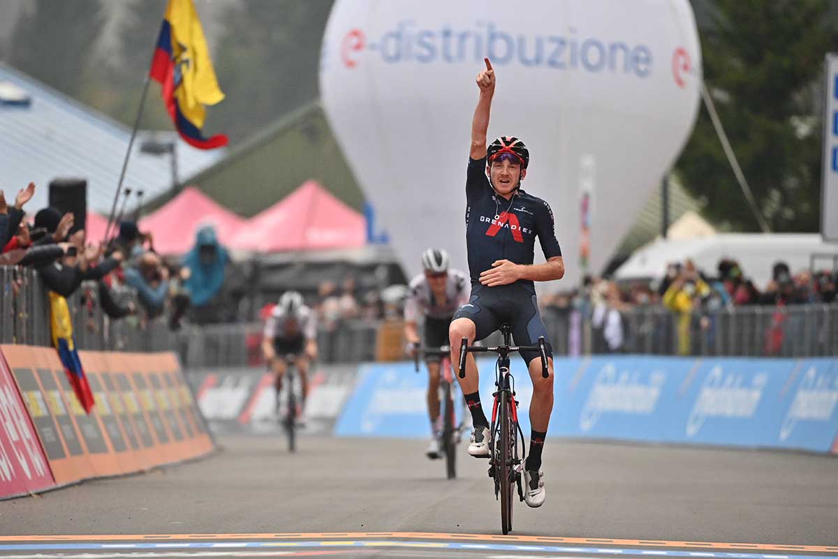 Tao Geoghegan Hart vince la tappa 15 del Giro d'Italia 2020 (foto LaPresse)