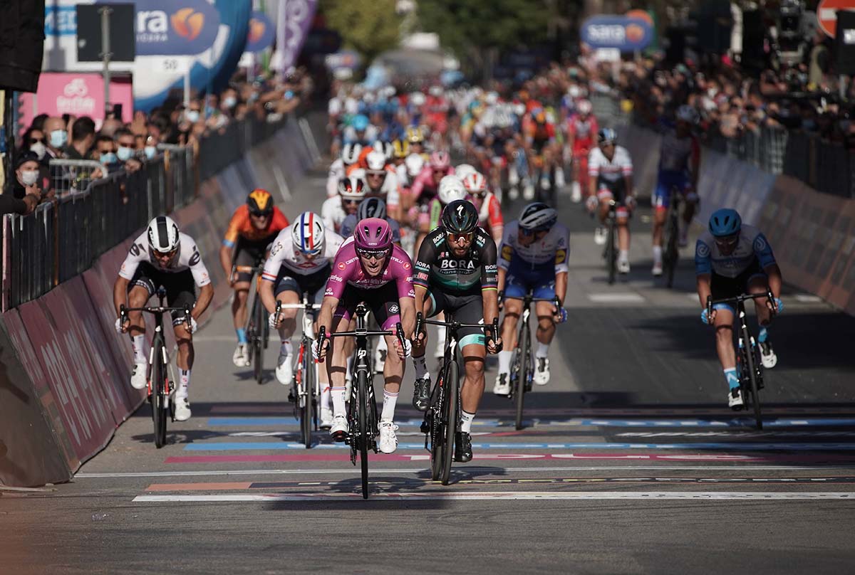 La volata di Arnaud Demare che vince la settima tappa del Giro d'Italia 2020 (foto LaPresse)