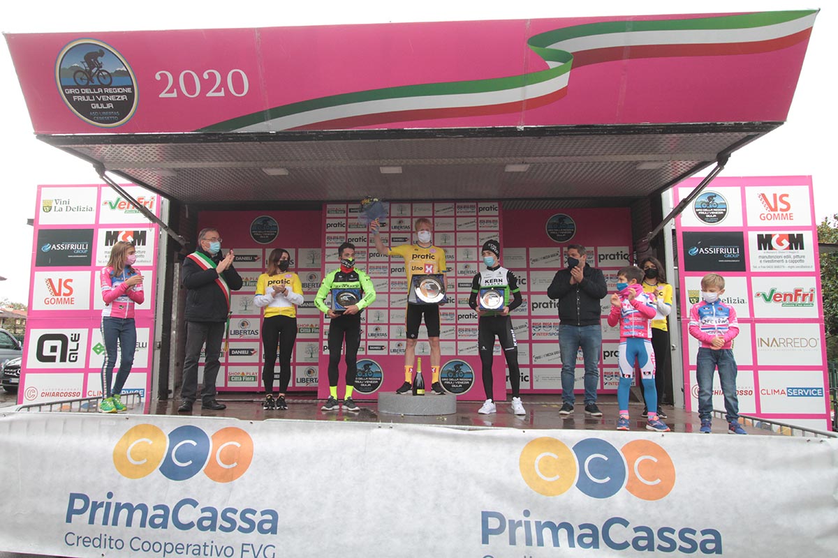 Andreas Leknessund vincitore sul podio finale del Giro del Friuli 2020 (foto Bolgan)