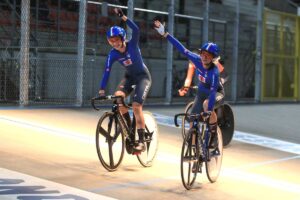 Chiara Consonni e Martina Fidanza festeggiano la vittoria dell'Europeo Madison Donne U23 a Fiorenzuola (foto Fabiano Ghilardi)