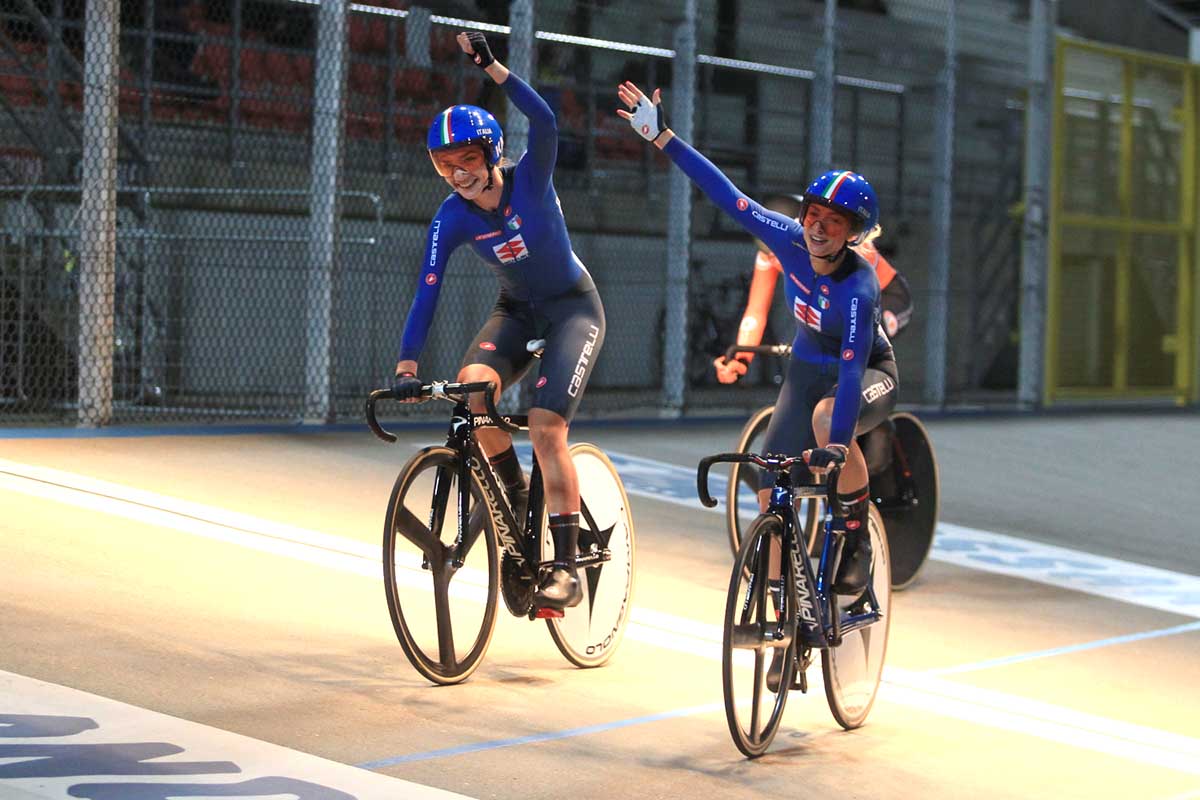 Chiara Consonni e Martina Fidanza festeggiano la vittoria dell'Europeo Madison Donne U23 a Fiorenzuola (foto Fabiano Ghilardi)