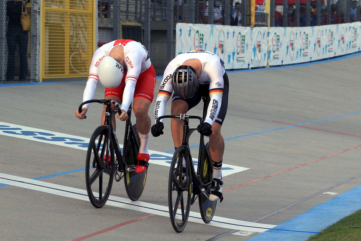 Lo sprint tra il tedesco Willy Weinrich e il polacco Konrad Burawski nella finale della Velocità Juniores (foto Fabiano Ghilardi)