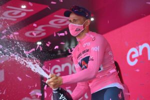 Filippo Ganna prima maglia rosa dopo la prima tappa a cronometro del Giro d'Italia 2020 (foto LaPresse)