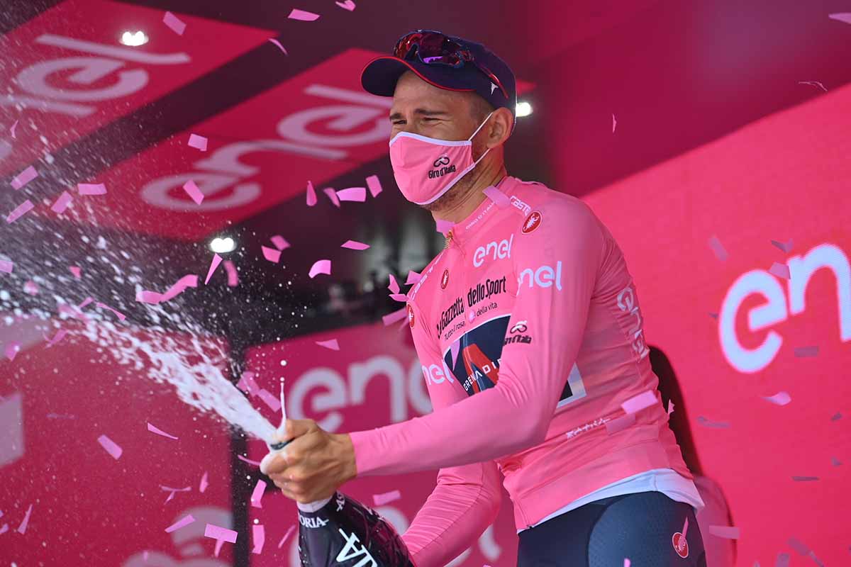 Filippo Ganna prima maglia rosa dopo la prima tappa a cronometro del Giro d'Italia 2020 (foto LaPresse)