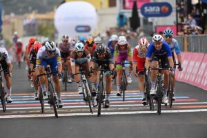 Arnaud Demare vince la quarta tappa del Giro d'Italia 2020 (foto LaPresse)