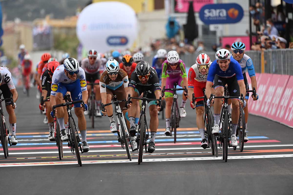 Arnaud Demare vince la quarta tappa del Giro d'Italia 2020 (foto LaPresse)