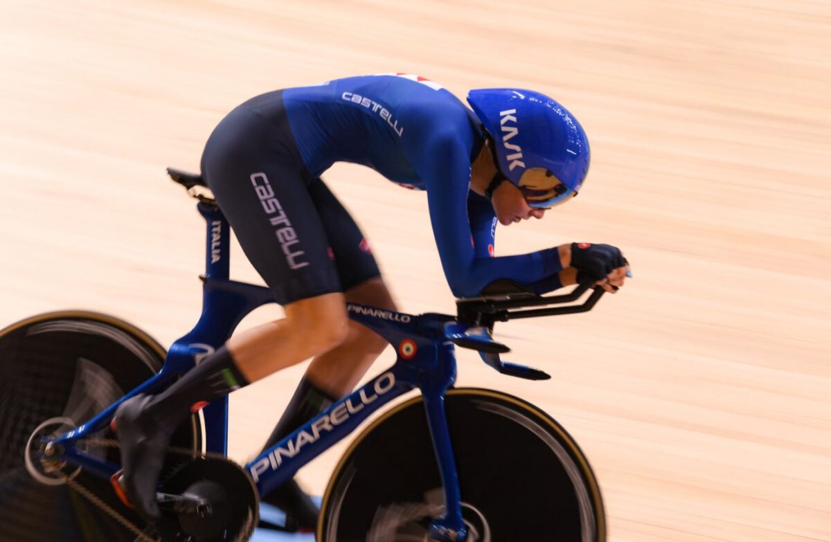 Martina Alzini in azione al Campionato Europeo Inseguimento Donne Elite (foto BettiniPhoto)