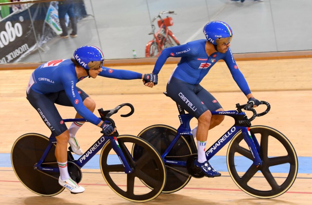 Stefano Moro e Francesco Lamon impegnati nell'Europeo Madison Elite a Plovdiv (foto BettiniPhoto)