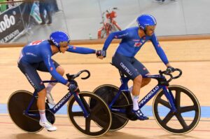 Stefano Moro e Francesco Lamon impegnati nell'Europeo Madison Elite a Plovdiv (foto BettiniPhoto)