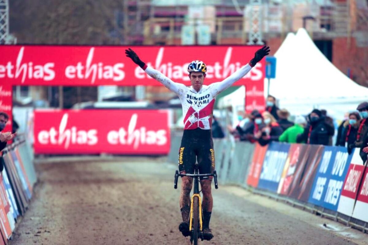 Wout Van Aert vince a Overijse e fa sua la Coppa del Mondo Ciclocross 2020-2021