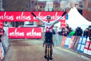 Wout Van Aert vince a Overijse e fa sua la Coppa del Mondo Ciclocross 2020-2021