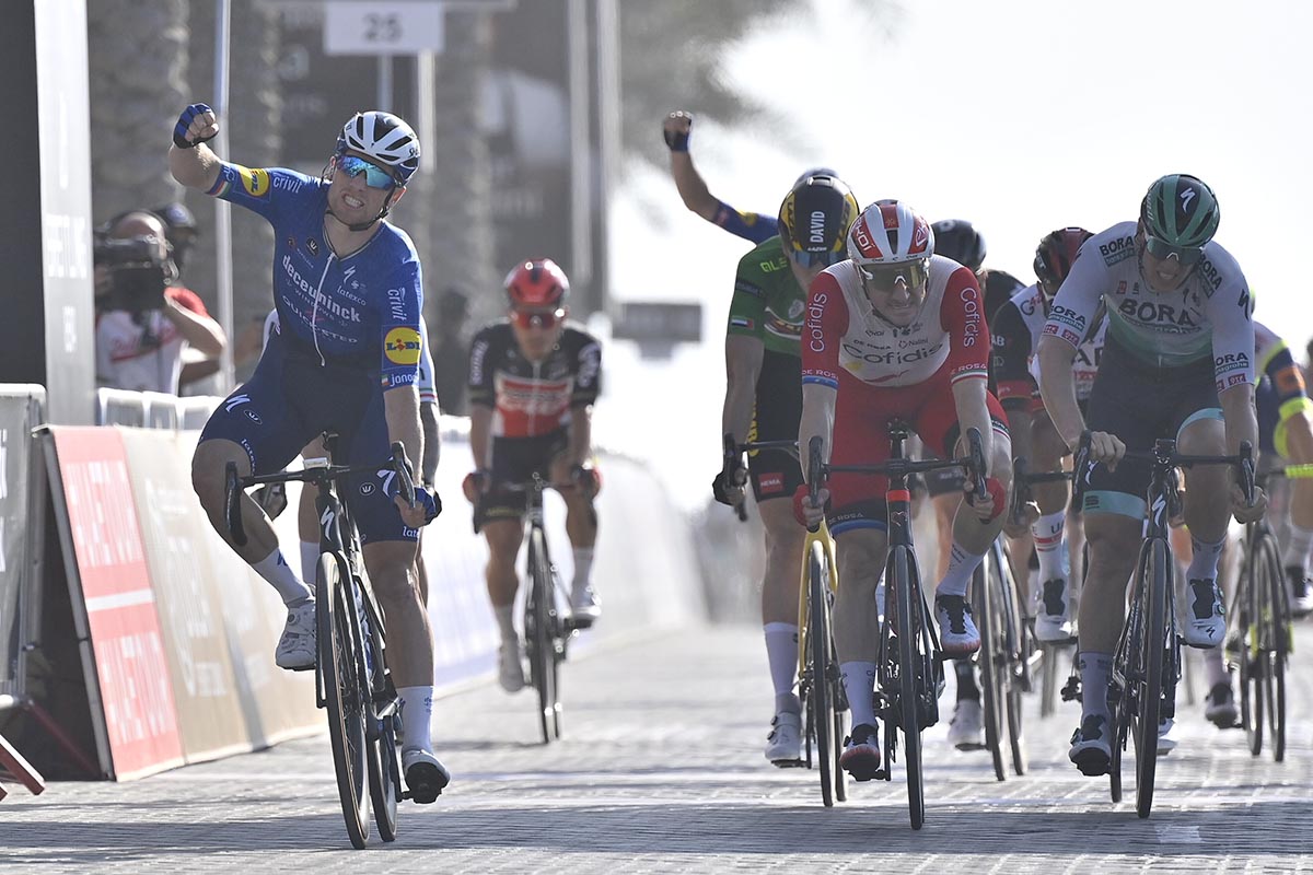 Sam Bennett vince la sesta tappa dell'UAE Tour 2021 (foto LaPresse)
