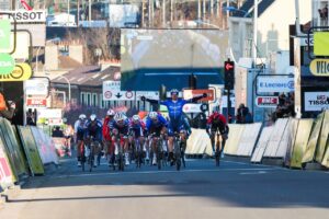 Sam Bennett vince la prima tappa della Parigi-Nizza 2021 (foto A.S.O. / Fabien Boukla)