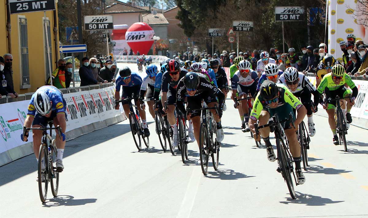 Jakub Mareczko batte Mark Cavendish nella volata della prima semitappa della Settimana Coppi e Bartali 2021 (foto Photobicicailotto)