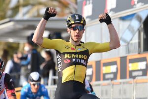 Wout Van Aert vince la prima tappa della Tirreno-Adriatico 2021 (foto LaPresse)