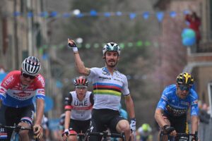 Julian Alaphilippe vince la seconda tappa della Tirreno-Adriatico (foto LaPresse)