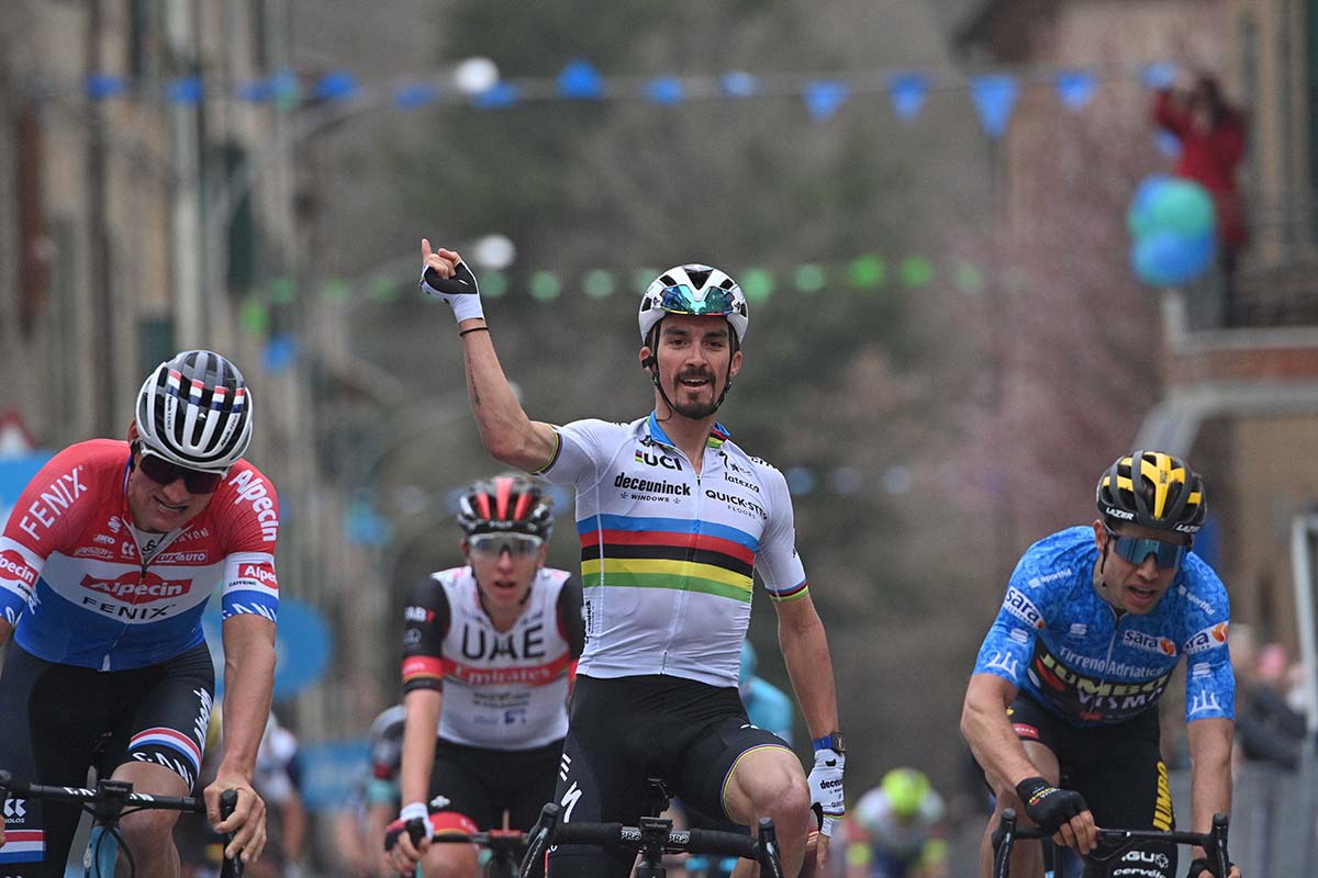Julian Alaphilippe vince la seconda tappa della Tirreno-Adriatico (foto LaPresse)