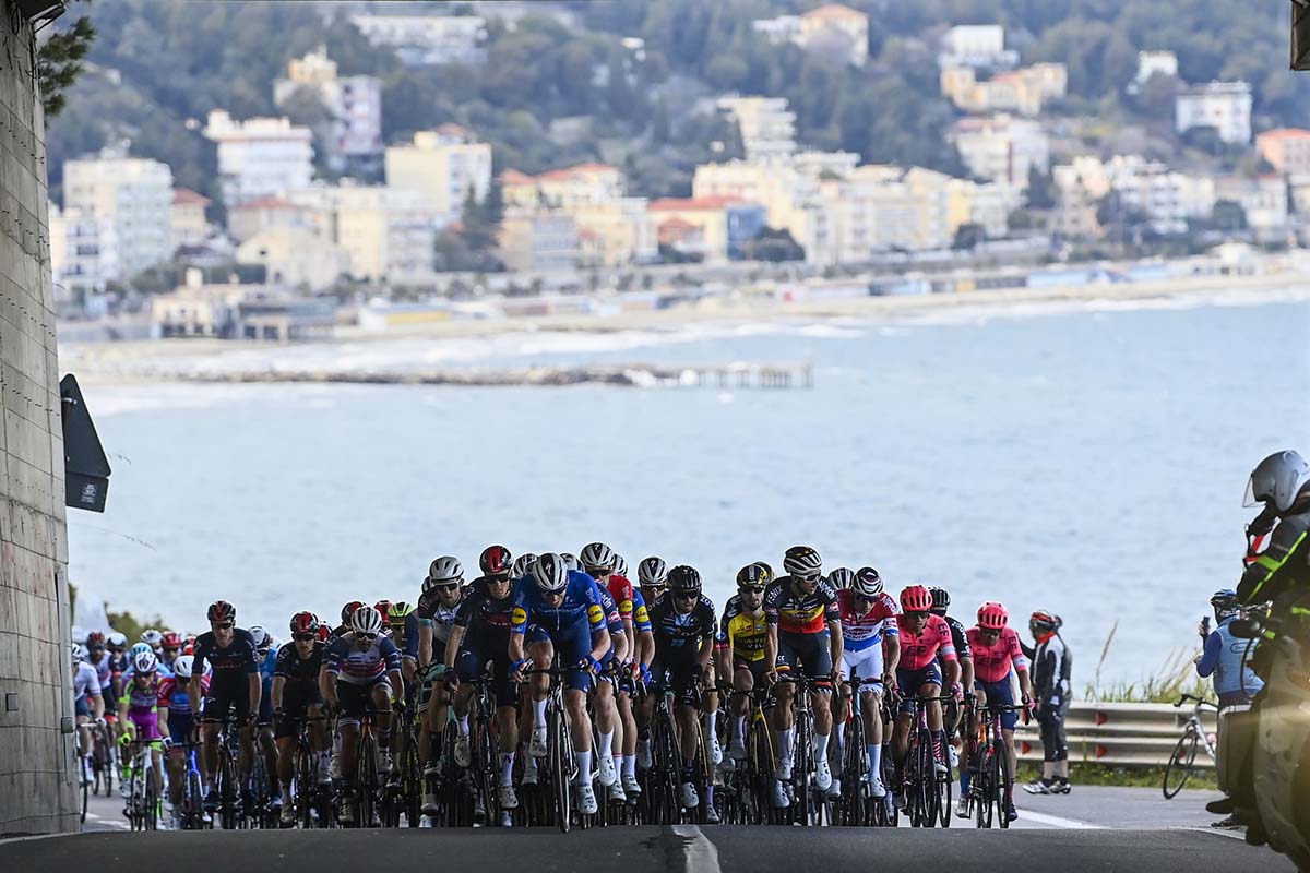 Un passaggio della Milano-Sanremo 2021 (foto LaPresse)