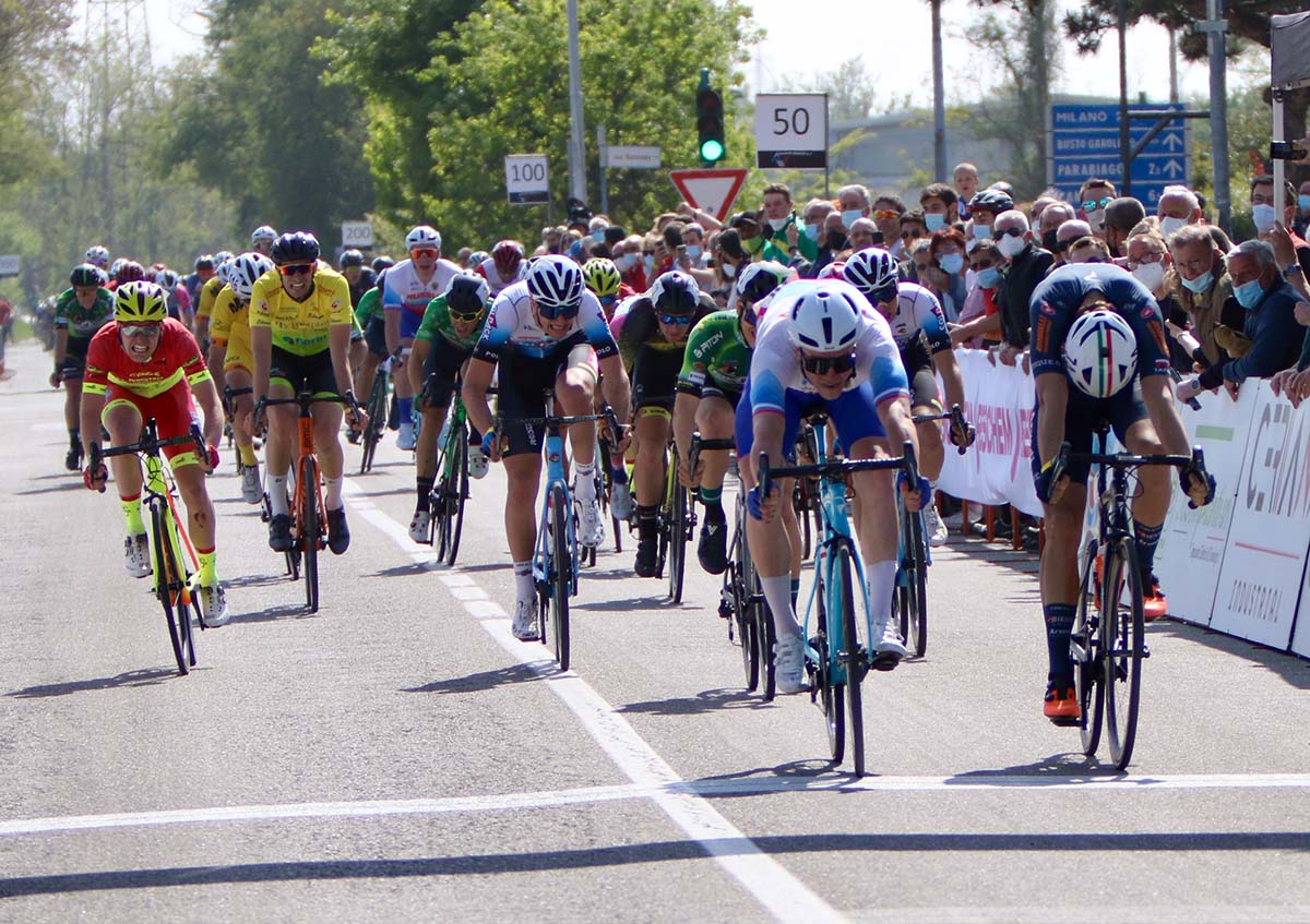 Ivan Smirnov batte Davide Plebani nella Coppa Caduti Nervianesi 2021 (foto Photobicicailotto)