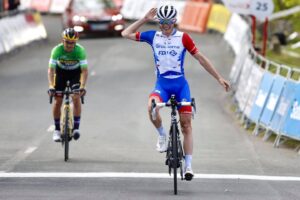 L'arrivo della sesta tappa della Itzulia Basque Country vinta da Gaudu davanti a Roglic (foto Photo Gomez Sport)