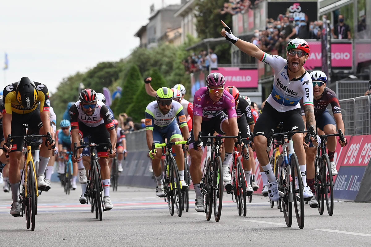 Giacomo Nizzolo vince la tappa 13 del Giro d'Italia 2021 a Verona (foto La Presse)