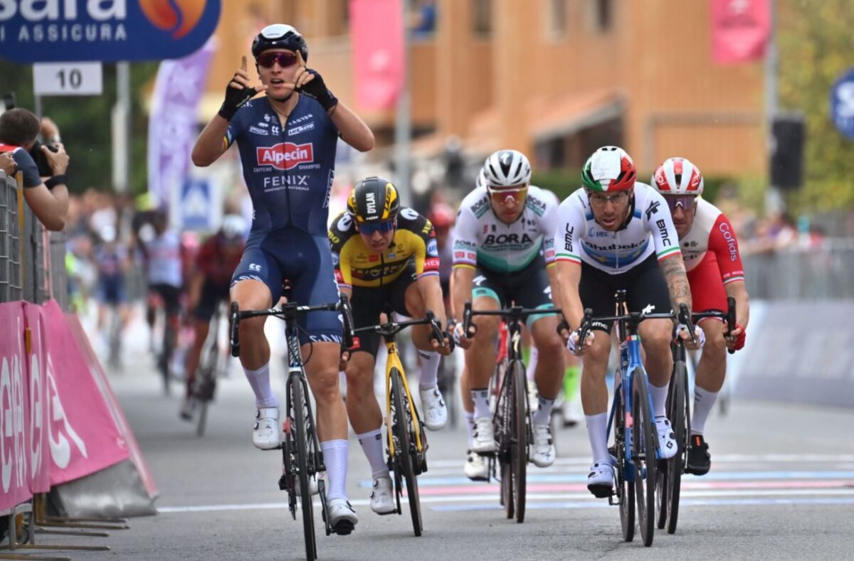 Tim Merlier vince la seconda tappa del Giro d'Italia 2021 (foto LaPresse)